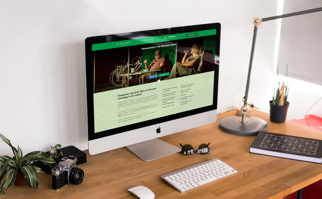 De website van Camping Midden Drenthe op een computerscherm