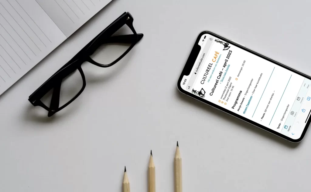 De website van Cultureel Café Apeldoorn, getoond op een smartphone