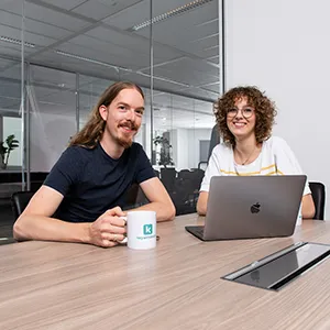 Jasper van Key Webdesign in overleg met een klant