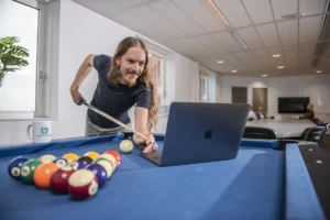 Jasper van Key Webdesign bij een pooltafel en laptop
