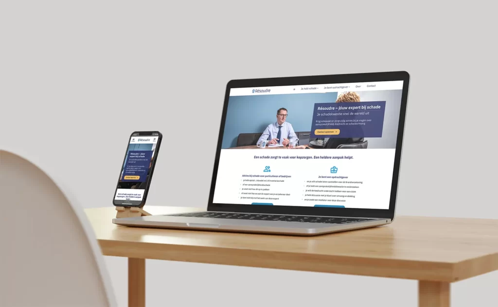 De homepagina van de website van Résoudre op laptop en smartphone