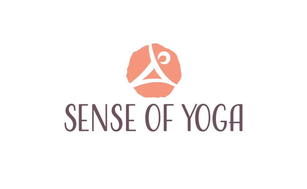 Het logo van Sense of Yoga met een lichte achtergrond