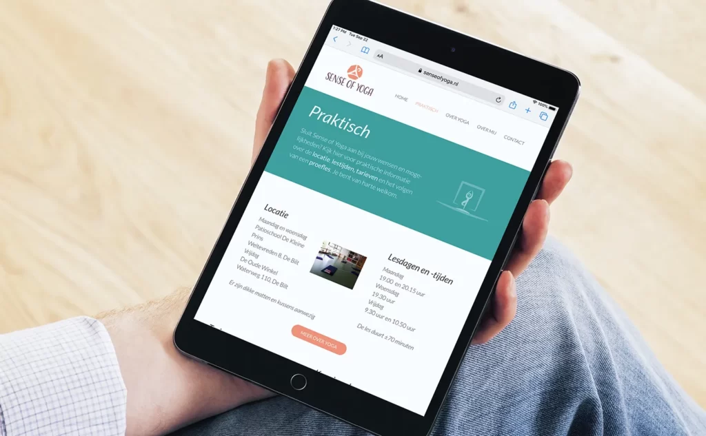 De website van Sense of Yoga op een tablet