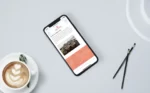 De website van Sense of Yoga op een smartphone