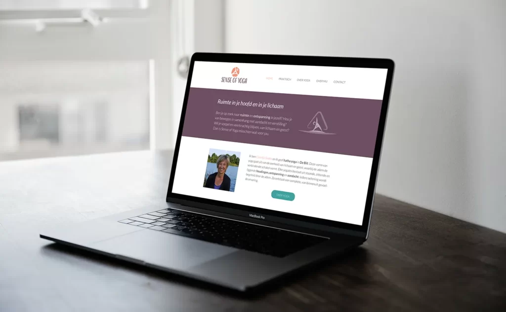 De website van Sense of Yoga op een laptop
